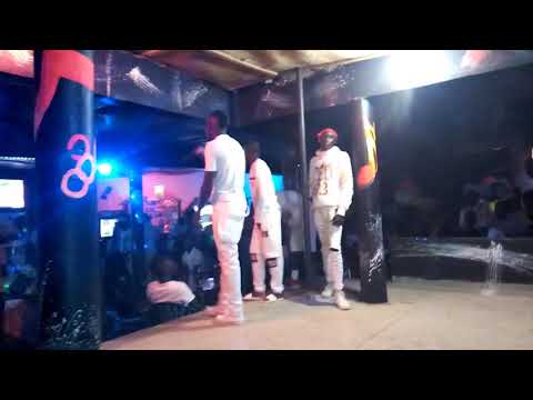 Vinnix HD-Frenemies Live performs