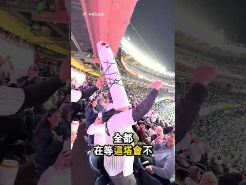 他們在球場挑戰疊桶子…結果全場都加入了 😂