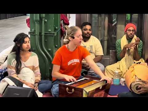 la religión hindu de la India .cantando en el idioma..hindi…..hindu religión of India..
