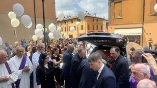 Il video dell'addio a Monica Esposito: la famiglia e gli amici al funerale della donna