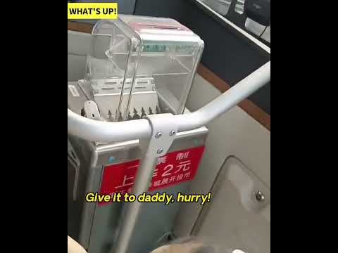 Uma garotinha esperou em um ponto de ônibus para entregar uma bebida surpresa ao pai, motorista do ônibus.