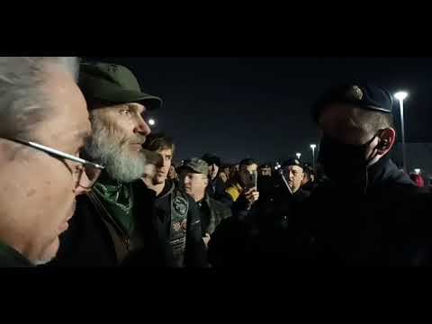 Dio prosvjednika s Trga stigao pred zgradu HRT-a, traže od policije da ih puste na razgovor.