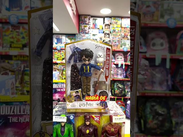 Vídeo relacionado con WIZARDING WORLD - PACK 5 FIGURAS HARRY POTTER Y LA CÁMARA SECRETA: HARRY, BASILISCO, FAWKES, RIDDLE, SOMBRERO Y CAJA DE EXHIBICIÓN - 6068622 - Juegos Infantiles - Juguetes Niños 6 Años +