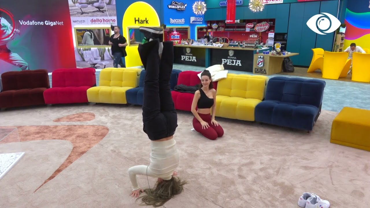 Vajzat e nisin ditën duke bërë joga