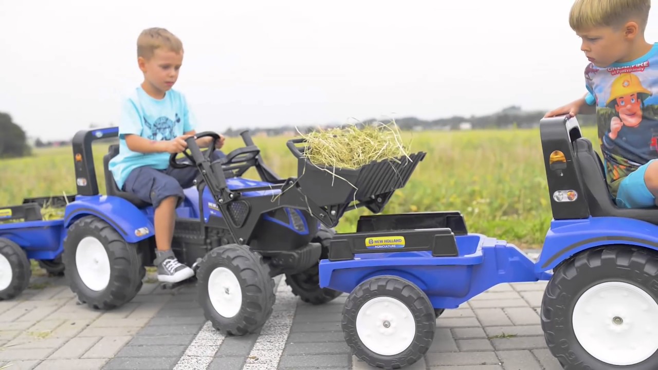 FALK – Šlapací traktor New Holland T8 s vlečkou