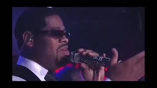 Boyz two men - Rendido ante ti (Live) in English.