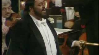 Luciano Pavarotti. Una furtiva lagrima. L´elisir d´amore. G. Donizetti.