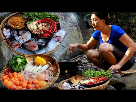 Survival skills- Cooking fish curry with spice & Fry ovary egg spicy with broccoli eating delicious