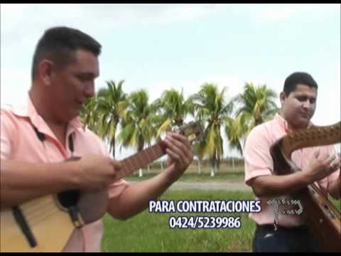 YOEL PERAZA parado al pie del arpa