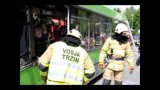 preview picture of video 'PGD TRZIN, vaja Potres Domžale 2012, vožnja + teh.reševanje, gasilci, fire'