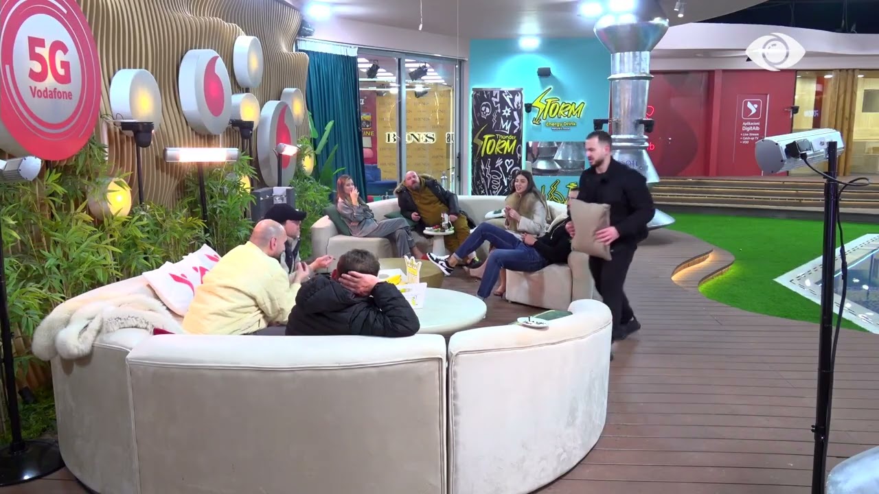 “Si puth ti?!”/ Xumi pyet Laertin, banori: Nuk kam puthur pasqyrën…