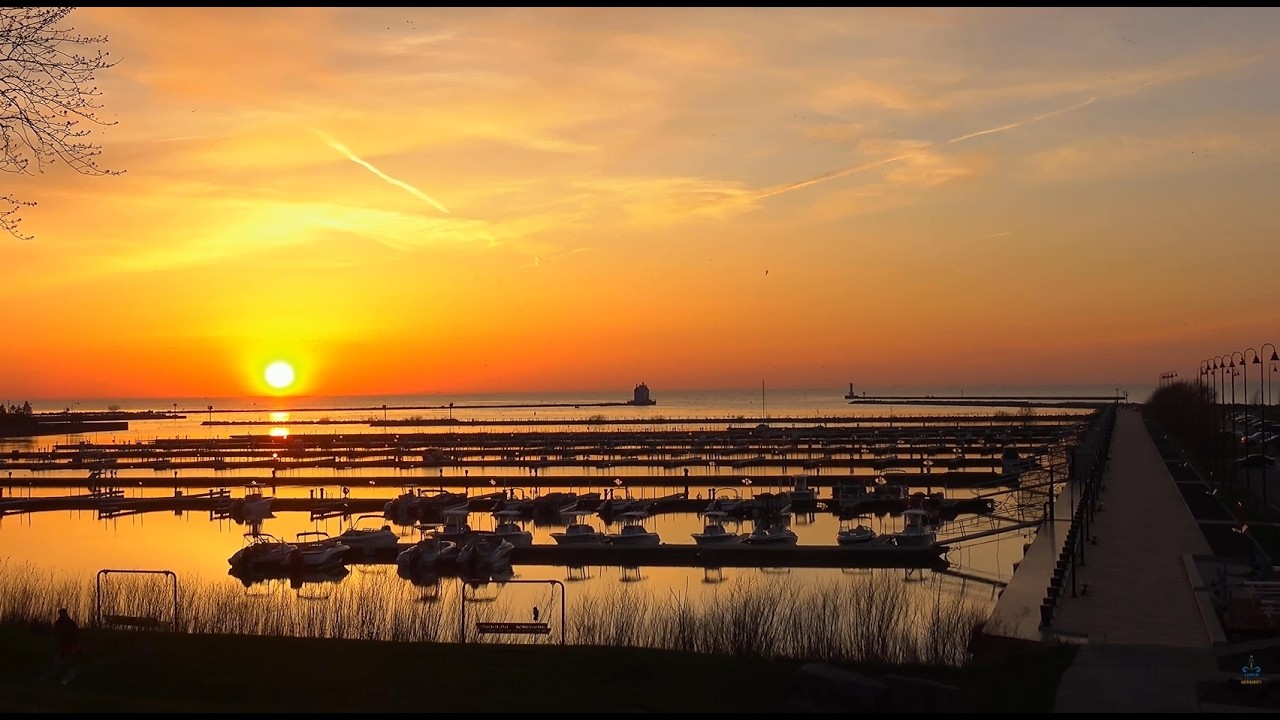 LIVE 4K W/AUDIO | Lake Erie Cam at Port Lorain | Lighthouse, Freighters, Sunsets, Waves, and More