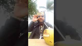 21 savage holds "Im A Hoe Too" sign 😂😂