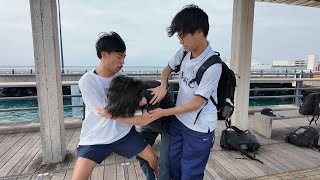 ここのサイコ謎の満面の笑みで面白い - 200万盗んで飛んだ親友を沖縄で捕まえました。