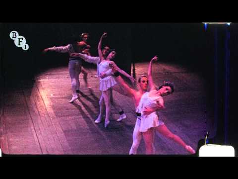 Πρόβα του μπαλέτου Symphonic Variations [Συμφωνικές Παραλλαγές] (1946) σε χορογραφία Frederick Ashton [Φρέντερικ Άστον] και μουσική César Franck [Σεζάρ Φρανκ], με τους Henry Danton [Χένρυ Ντάντον], Margot Fonteyn [Μάργκοτ Φοντέιν], Moira Shearer [Μόιρα Σίρερ] και Pamela May [Πάμελα Μέη]. Σιωπηλό έγχρωμο ερασιτεχνικό αρχειακό υλικό από το BFI National Archive [Εθνικό Αρχείο του Βρετανικού Ινστιτούτου Κινηματογράφου]. Το έργο, παραγωγή του Sadler's Wells Ballet [Μπαλέτου Σάντλερς Γουέλς], θεωρήθηκε «πιθανότατα το σημαντικότερο μπαλέτο της βρετανικής χορογραφίας» και συνιστά την αγγλική κορύφωση του νεοκλασσικού μπαλέτου στον απόηχο του Β΄ Παγκοσμίου Πολέμου.