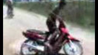 preview picture of video 'Julito haciendo ceritos en la calle con una moto Yumbo c110'