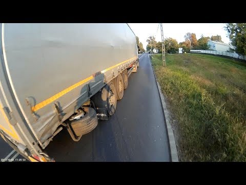 Kamion centiz sínen és szűkületben - Lorry close pass at rails and pinch point