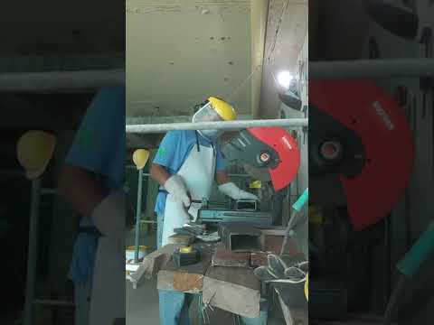 corte.de.vigas en metal. con la tronzadora  en miraflores