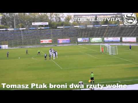 Tomasz Ptak broni dwa rzuty wolne w meczu Stomil Olsztyn - Sandecja Nowy Sącz 