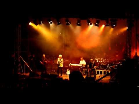 Skorpió, Folyóparton ülve