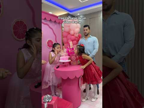 Le apago las velas de su pastel
