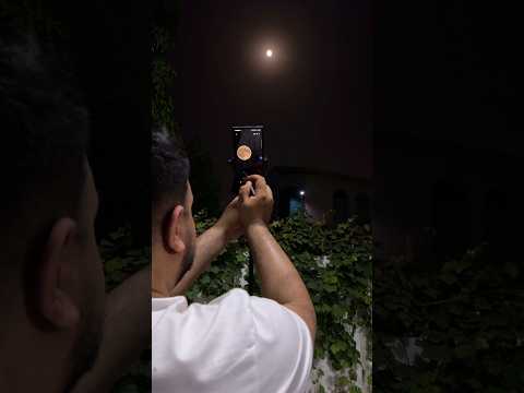 Samsung S24 Ultra: AI Moon Zoom.