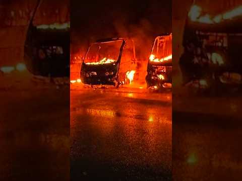 Al menos 10 microbuses destruidos por voraz incendio en terminal de Villa Alemana