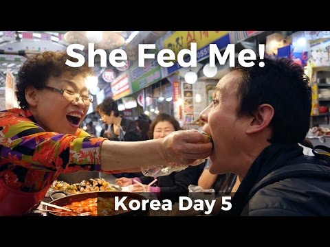 Melhor comida de rua coreana em Seul no mercado de Gwangjang: She Fed Me! (Dia 5)