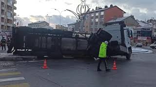 Kaygan  yol Kazaya davetiye  çıkardı Şehir içinde   tır devrildi
