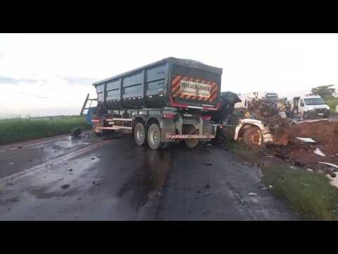 Grave acidente entre carretas é registrado na BR-135, em Miranda do Norte (MA).