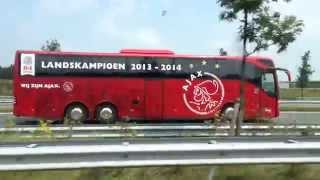 preview picture of video 'De Ajax-bus met het team onderweg op de A2 bij Den Bosch.'