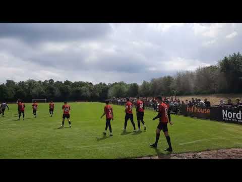 Ishøj IF - Greve Fodbold 2-2 spillerne kommer på banen på Ishøj Stadion 11.06.2022