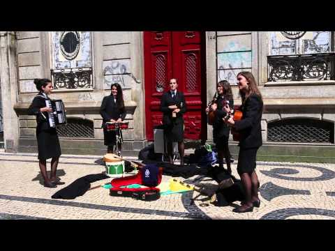 ポルトの学生たちの路上パフォーマンス　a tuna performance in Porto