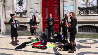ポルトの学生たちの路上パフォーマンス　a tuna performance in Porto
