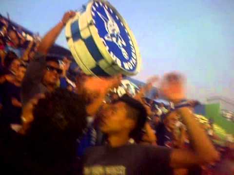 "Hinchada Popular es del Azul. LaRevo 1928" Barra: Revolucionarios 1928 &bull; Club: Motagua