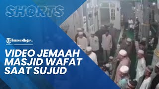 Rekaman CCTV Seorang Jemaah Masjid Wafat Dalam Keadaan Sujud saat Salat pada Malam 27 Ramadan