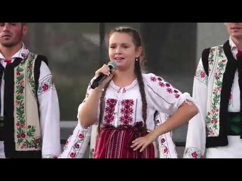 Șuster Alessia Maria ,, Că-s frumoasă și hlizâtă"   Ansamblul folcloric,, Doina Costeștilor "