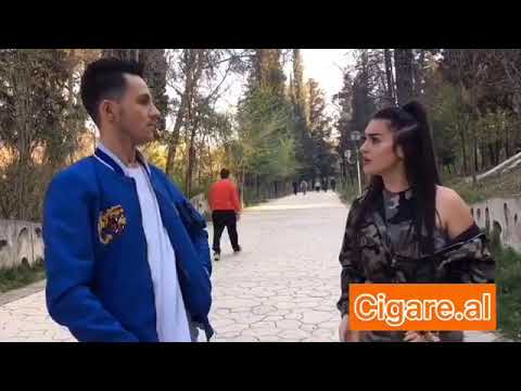 Alvisa qarri dhe Renato doku duke pi cigare elektronike