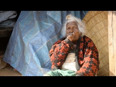 Video! Are 112 ani şi fumează 30 de ţigări pe zi! Cum arată şi care este secretul nepalezei care şochează o lume &icirc;ntreagă