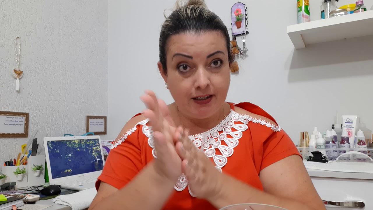 Técnica do copo com água para manifestar desejos.