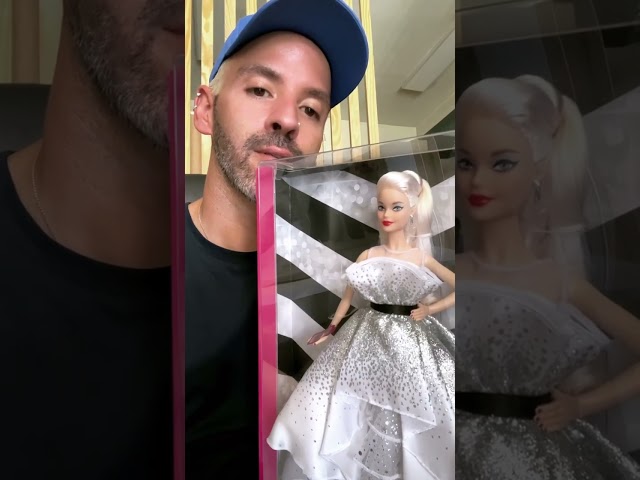 Vídeo relacionado con Barbie Signature Año Nuevo Lunar, muñeca asiática con Pelo Negro y Traje Tradicional, Juguete de colección, Regalo +16 años (Mattel HJX35)