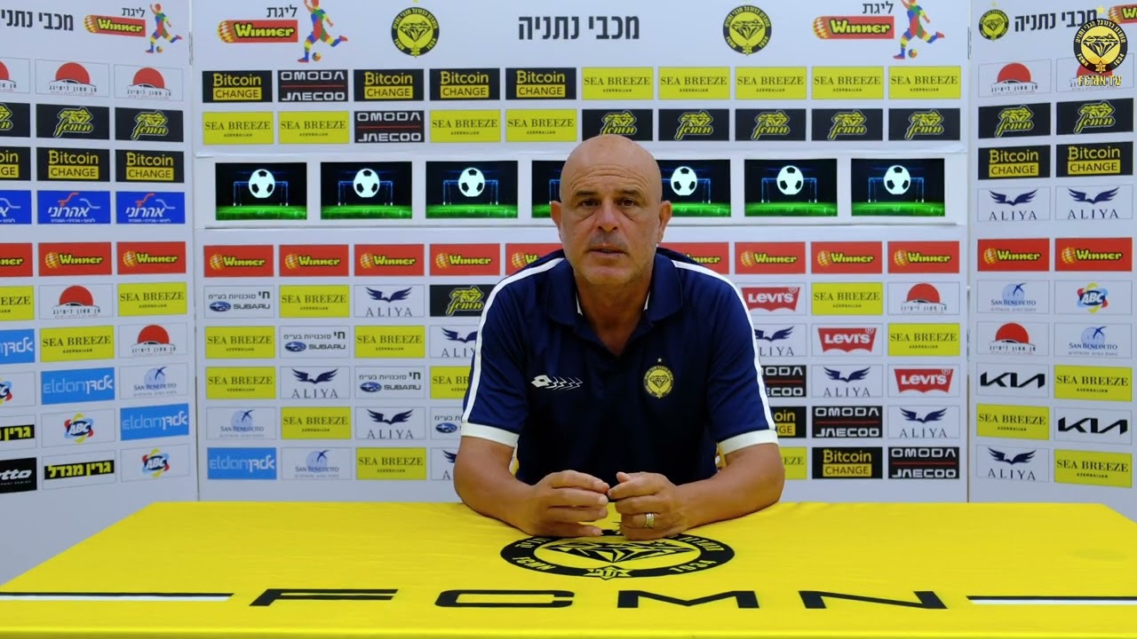 מאמן הקבוצה יוסי אבוקסיס לפני המשחק מול קריית שמונה ביום ראשון