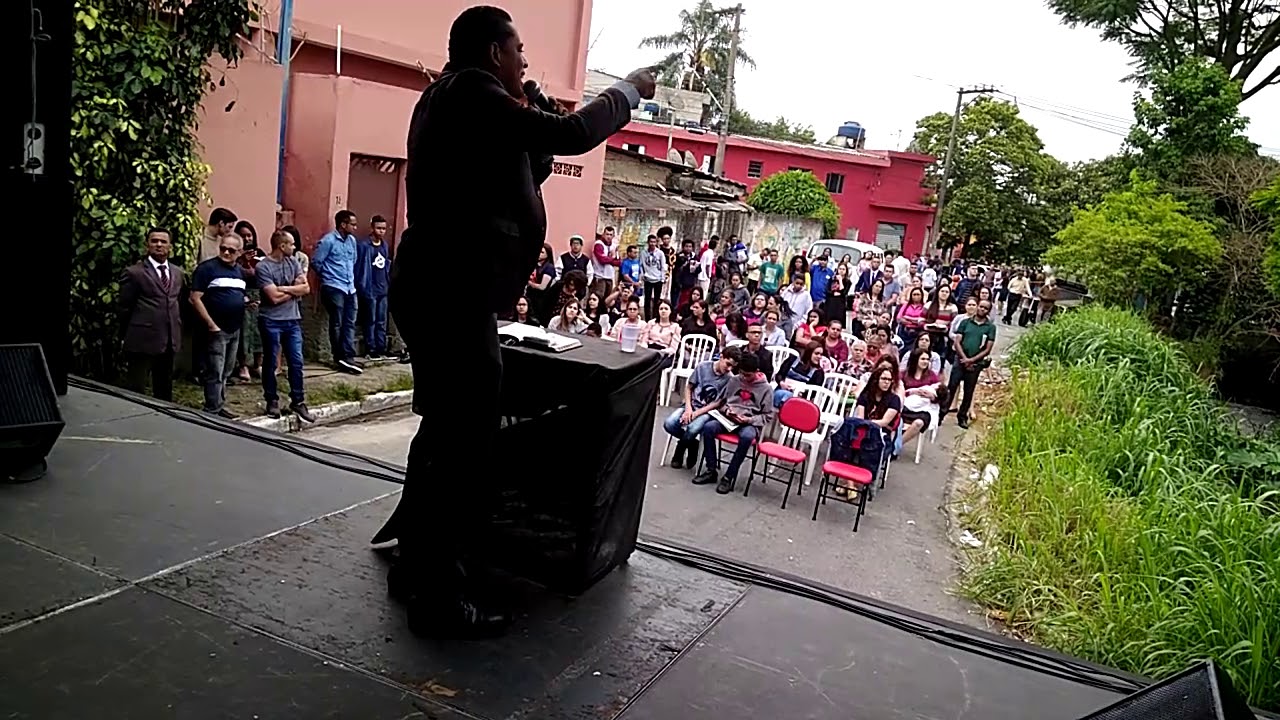 Thiago Borges pregando no Culto* ao Ar Livre do Jd. Miriam - 24/11/19