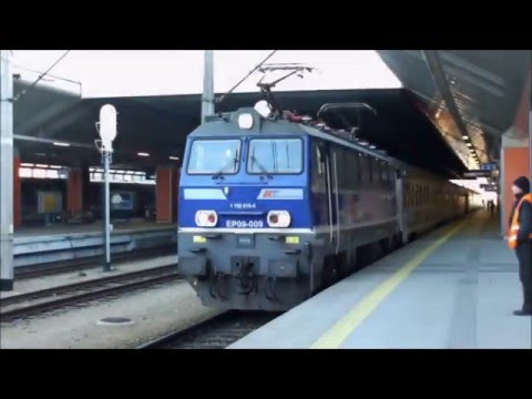 EP09-009 z pociągiem "Mehoffer" relacji Przemyśl - Zielona Góra odjeżdża z peronu 4 Kraków Główny