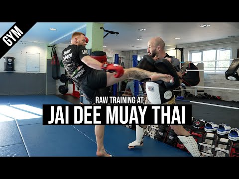 Raw Training At Jai Dee Muay Thai | Siam Boxing | GYM - Pad Work, Sparring, Clinching