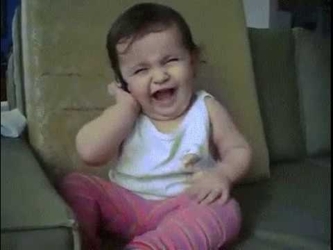 Bambina Imita La Mamma Al Telefono