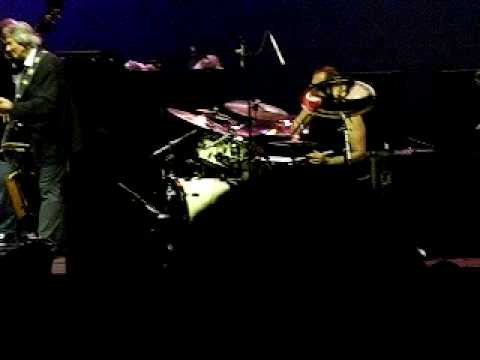 Vinnie Colaiuta's drum solo part 2 from "Chick Corea & John McLaughlin - Five Peace Band"