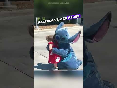 She fell in front of Stitch and his reaction was amazing! 🥺✨