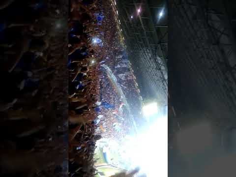 Torcida do cruzeiro cantando o hino nacional