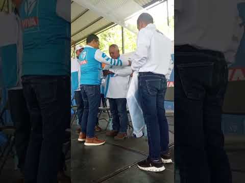 Momento en que se ponen la camisa de VIVA Bayron Bernal Y Carlos Montepeque en las cruces Petén  🇬🇹